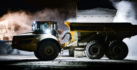 Карьерный самосвал с фарами Nordic Lights ночью